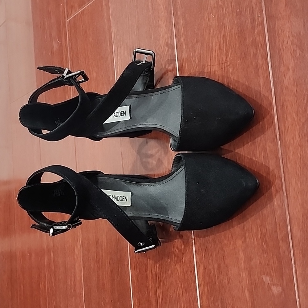 NWT Steve Madden closed toe strapped chunky heeled pumps.
